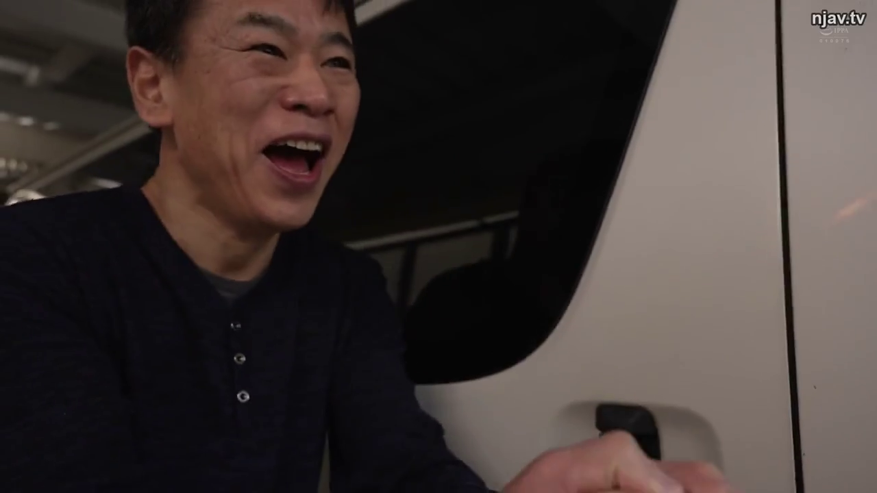 面部 · 站姿 · カジュアルウェア · 屋外 · 大笑 · 开心 · 男优 · 汽车