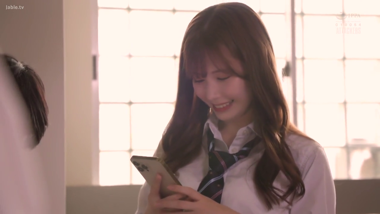 室内 · 制服 · 站立 · 微笑 · スマホを見る · 携帯電話 · 学生