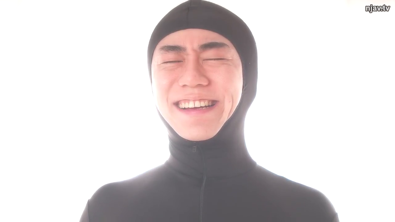 顔部のクローズアップ · 站立 · 快乐 · 影棚 · 黑色头套 · 笑い · 恋物