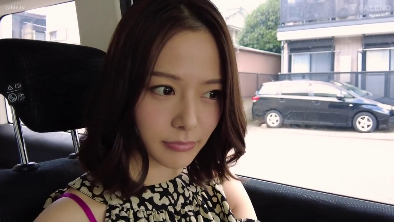 坐姿 · 平静 · 面部特写 · 注视 · 车内 · 车窗 · 豹纹无袖上衣 · 棕色卷发