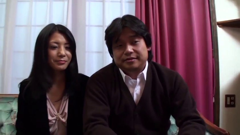 坐姿 · 沙发 · 客厅 · 开衫 · 交流 · 从容 · 双人半身 · 成熟男女