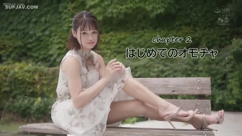 坐姿 · 全景 · 微笑 · 白色碎花连衣裙 · 户外 · 注视镜头 · 公园 · 长椅