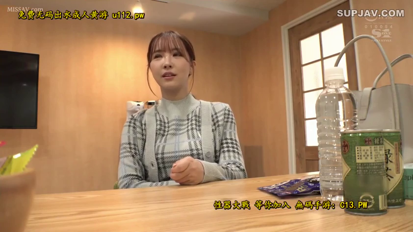 座り姿勢 · 会話 · 平静 · 半身特写 · 饮料瓶 · チェック柄セーター · 木质室内 · 采访场景