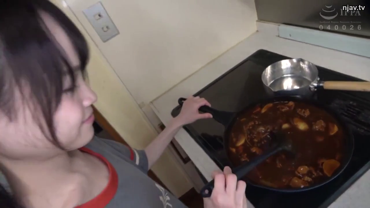 面部 · 站立 · 微笑 · 厨房 · 居家服 · 烹饪 · 平底锅