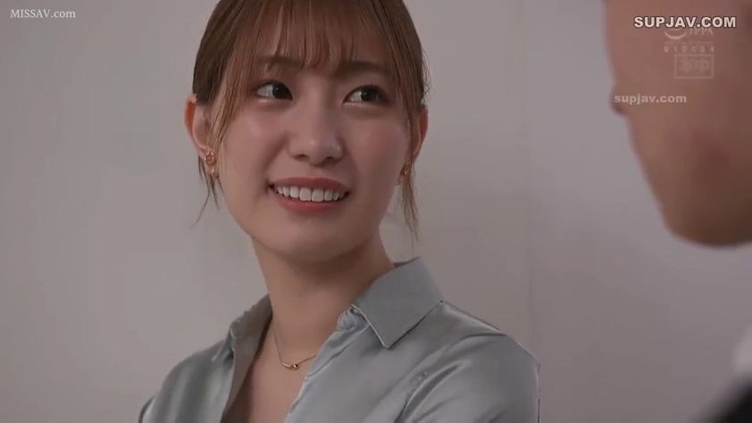 Indoor · Pleasure · Smile · 耳环 · 面部特写 · shirt · 侧头