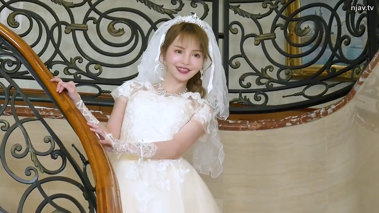 站立 · 中景 · 摆拍 · 微笑 · 室内楼梯 · 婚纱 · 皇冠 · 高雅