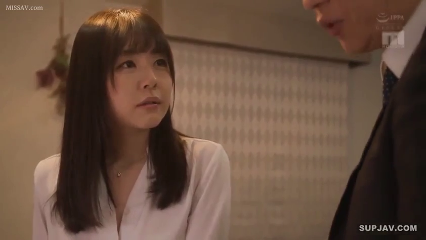 室内 · 面部 · 站立 · 白色衬衫 · 项链 · 剧情 · 注视 · 疑惑