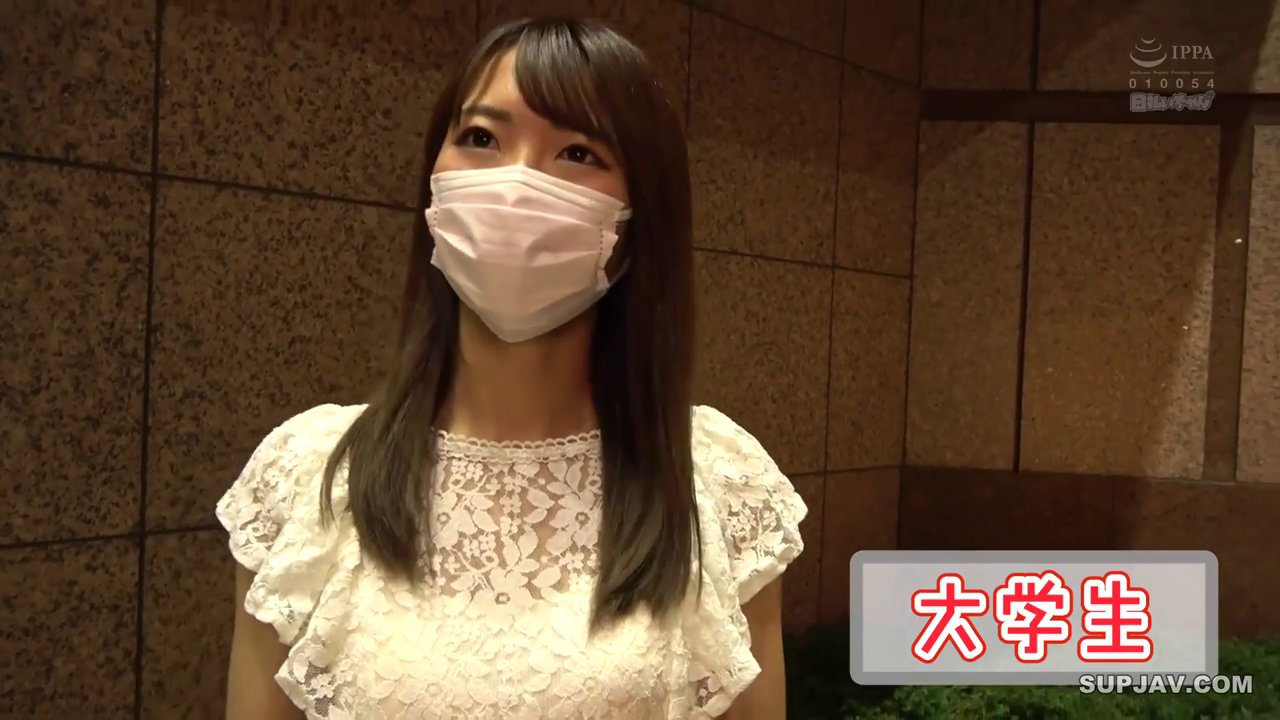 室内 · 脸部 · 站立 · 字幕 · 自然 · 口罩 · 采访 · 蕾丝裙