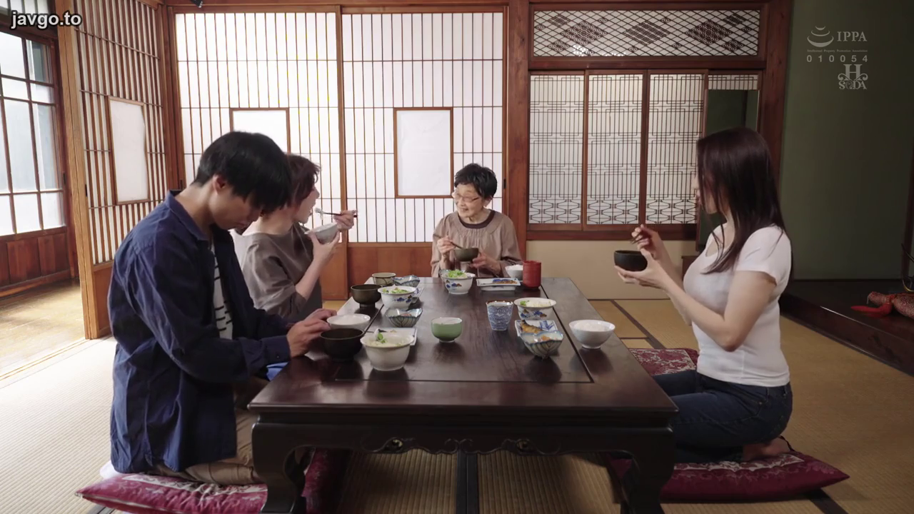 跪坐 · 远景 · 平和 · 餐具 · T恤 · 日式和室 · 聚餐 · 多人场景