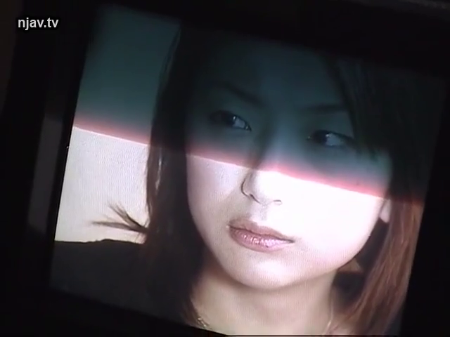 室内 · 面部 · 忧郁 · 凝视 · 侧脸 · 黑色上衣 · 复古滤镜