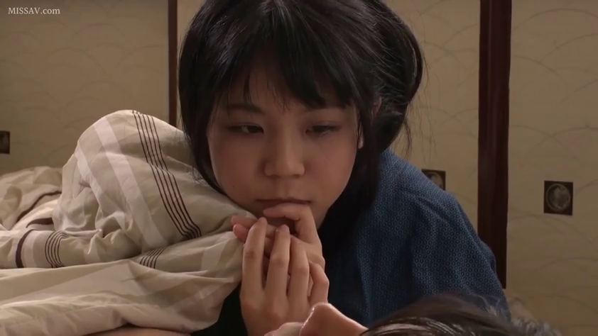 忧郁 · 面部特写 · 对视 · 被子 · 日式房间 · 侧卧姿势 · 蓝色和服