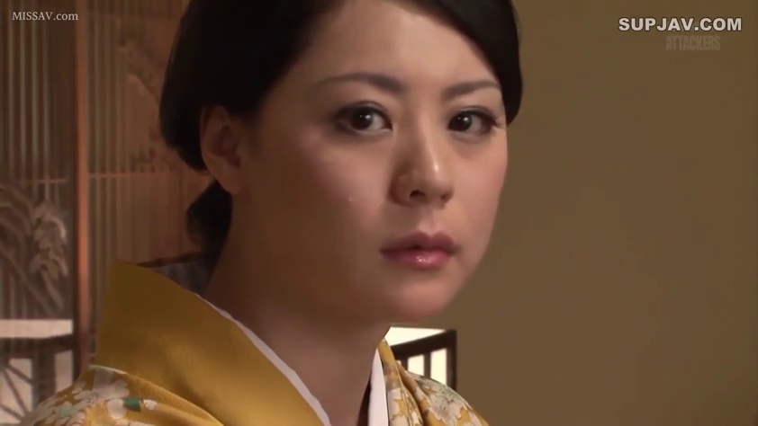 坐姿 · 忧郁 · 脸部特写 · 注视 · 熟女 · 日式房间 · 黄色花纹和服