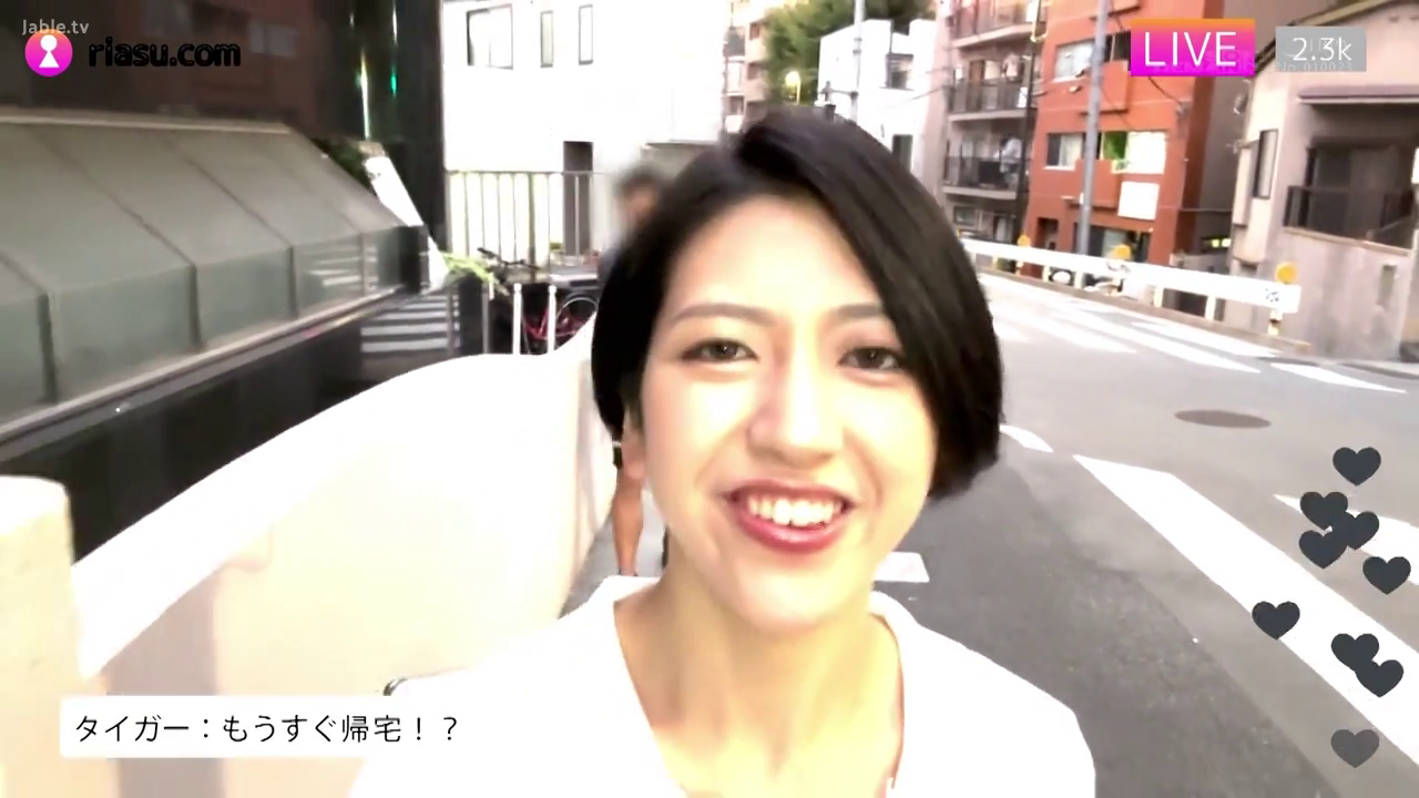 Stand · Smile · 面部特写 · 手机 · 短发 · White T-shirt · Outdoor street · 视频直播