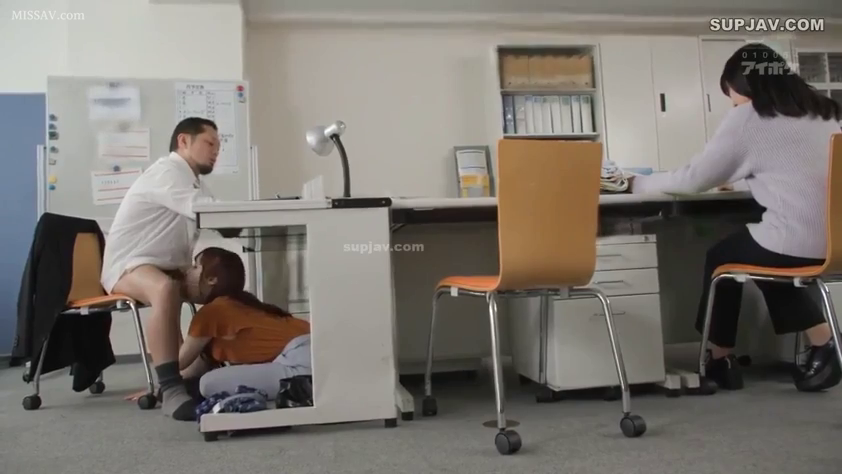 坐姿 · 办公室 · 办公桌 · 平静 · 职业装 · 多人场景 · 桌下口交