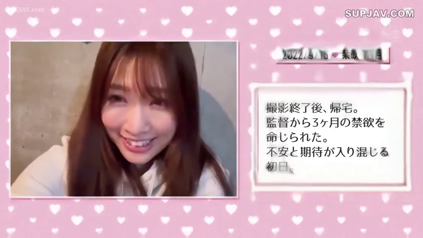 室内 · 面部 · 字幕 · 微笑 · 白色上衣 · 愉快 · 正对