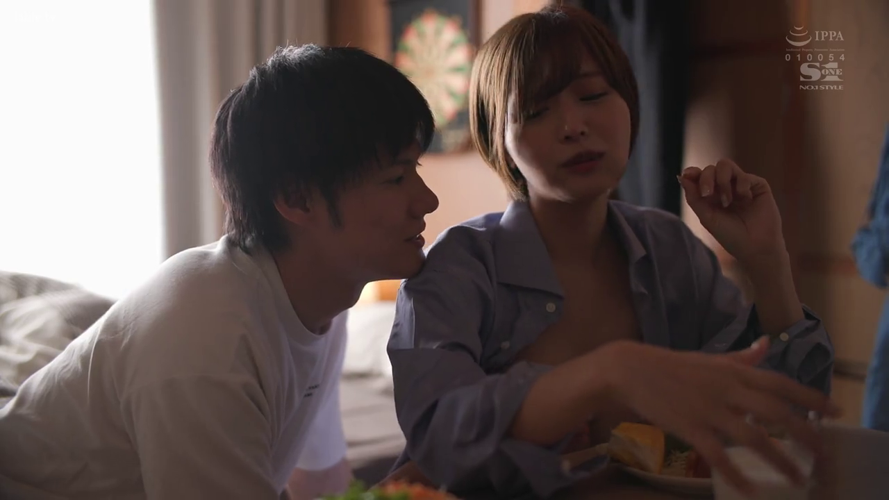 室内 · 座り姿勢 · 陶醉 · 近景 · 侧脸 · 食事 · 開襟シャツ · 餐盘