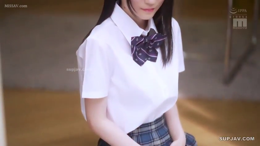 室内 · 坐姿 · 领结 · 文静 · 少女 · 侧半身