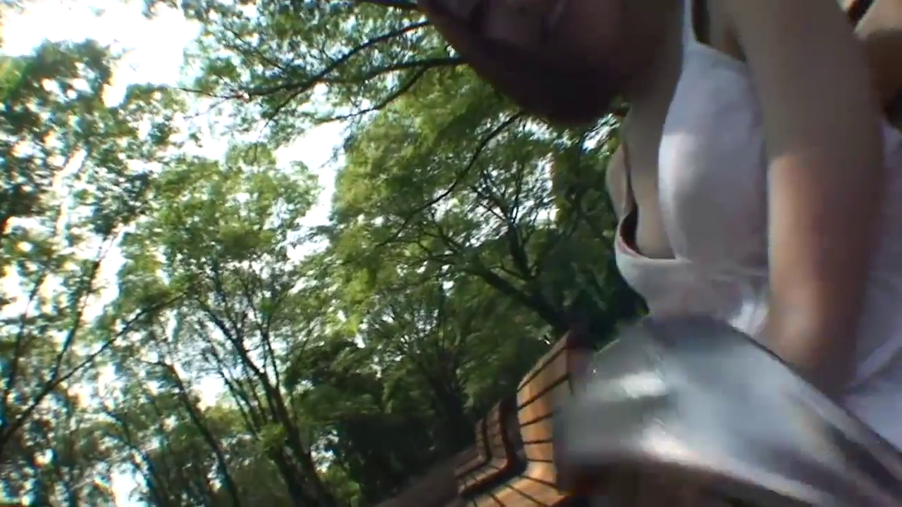 坐姿 · 胸部 · 白色上衣 · 公园 · 偷拍视角 · 模糊 · 长椅 · 户外自慰