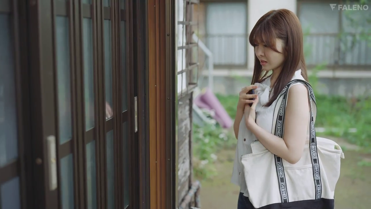 站立 · 中景 · 屋外 · 清纯 · 白色无袖上衣 · 忧虑 · 携帯電話を確認する · トートバッグ