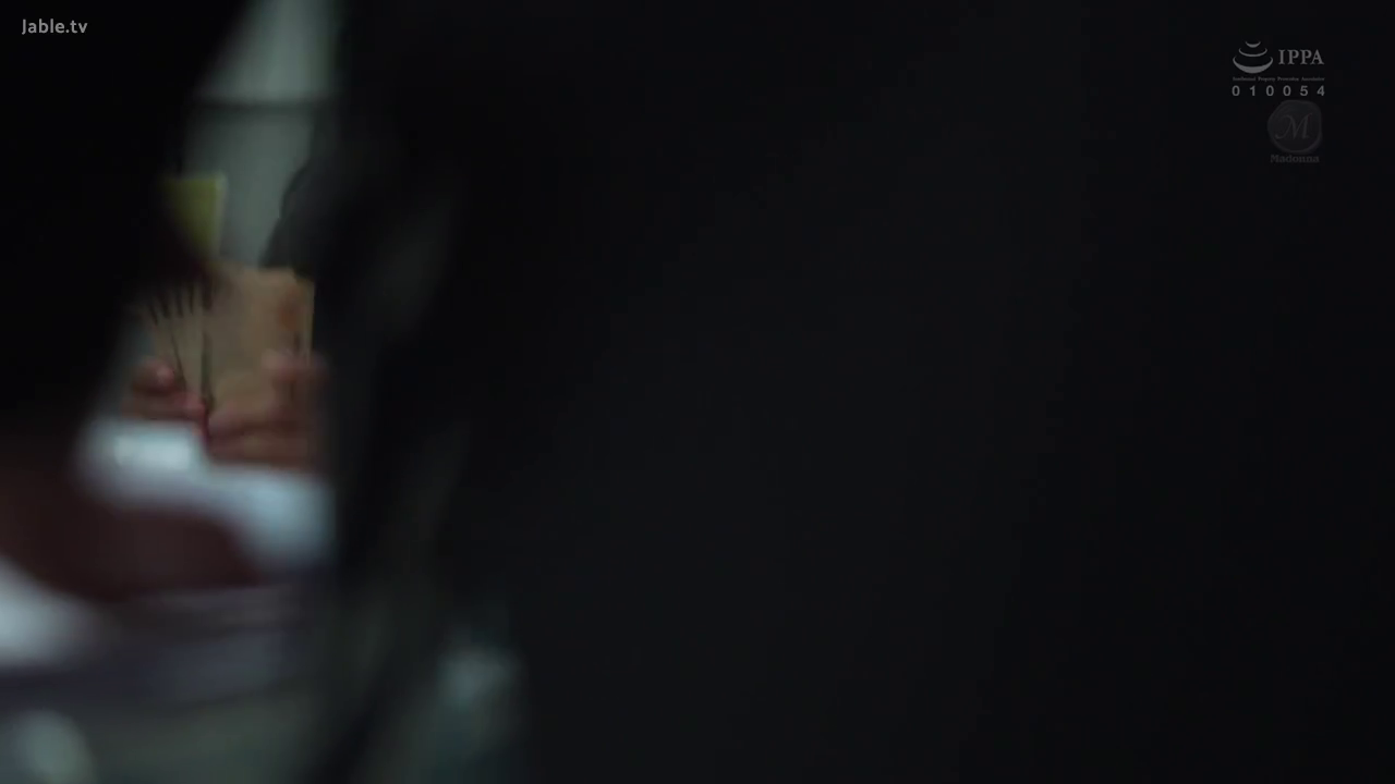 室内 · 坐姿 · 手部 · 昏暗 · 模糊 · 深色上衣 · 持物 · 卡片