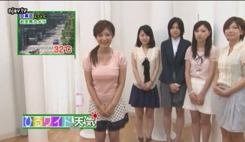 多人 · 录制节目 · 并排站立 · 各式裙装 · 室内演播室 · 远景全景 · 标准微笑