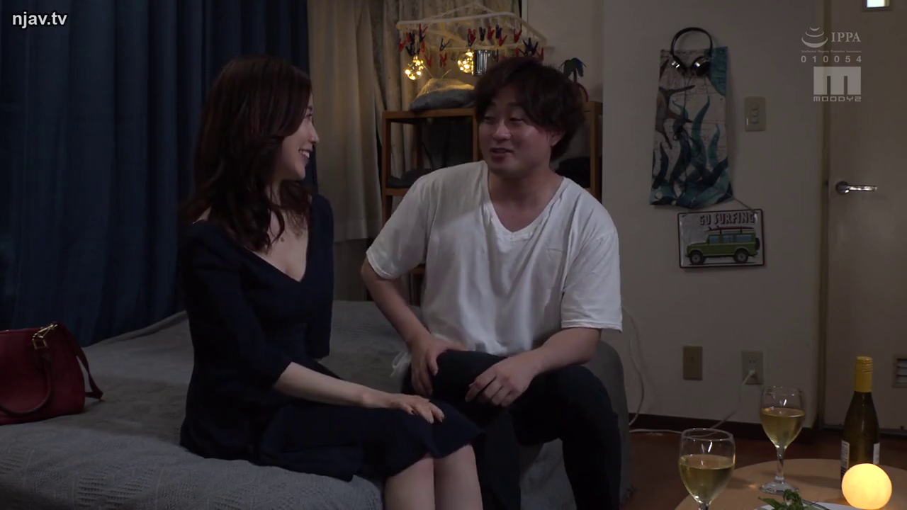 室内 · 坐姿 · 交谈 · 中景 · 微笑 · 客厅 · 酒杯 · T恤