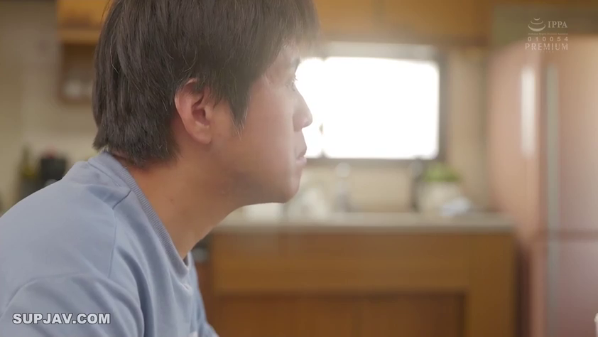 坐姿 · 平静 · 凝视 · 蓝色短袖 · 侧脸特写 · 柔和光线 · 室内厨房