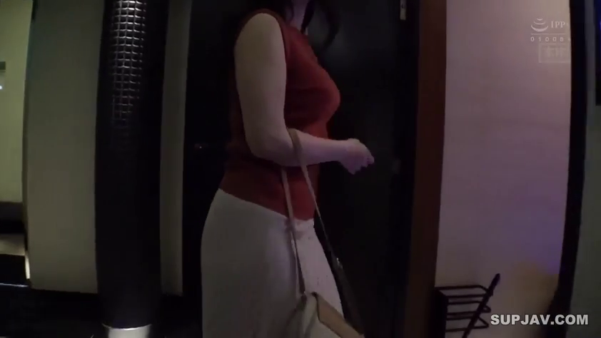 At the door · Stand · Side mid-shot · One-shoulder bag · 走动 · 无袖红色上衣 · 日常拍摄