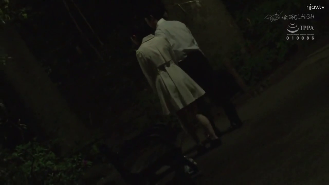 白衬衫 · 行走 · Outdoor · 散步 · Bench · 黑暗