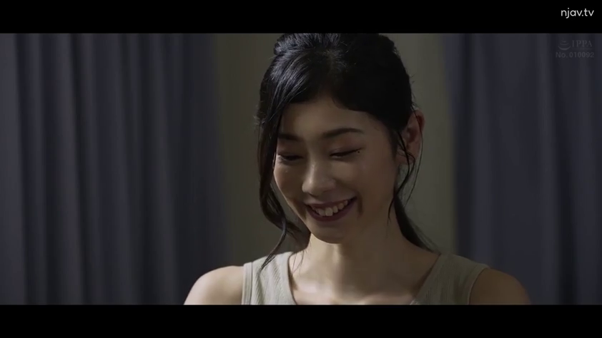 室内 · 顔部のクローズアップ · 悦楽 · 微笑 · 清纯 · 针织背心 · 正面