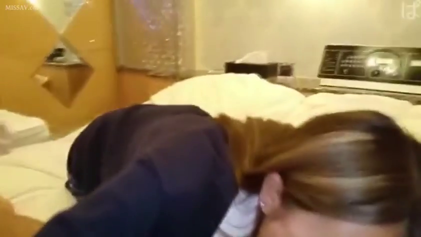 专注 · 口交 · 床 · 酒店房间 · 趴卧 · 头部 · 侧脸 · 黑色外套