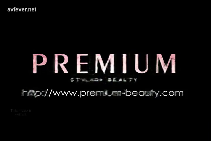 无表情 · 品牌标志 · 黑色背景 · 文字特写 · 无行为