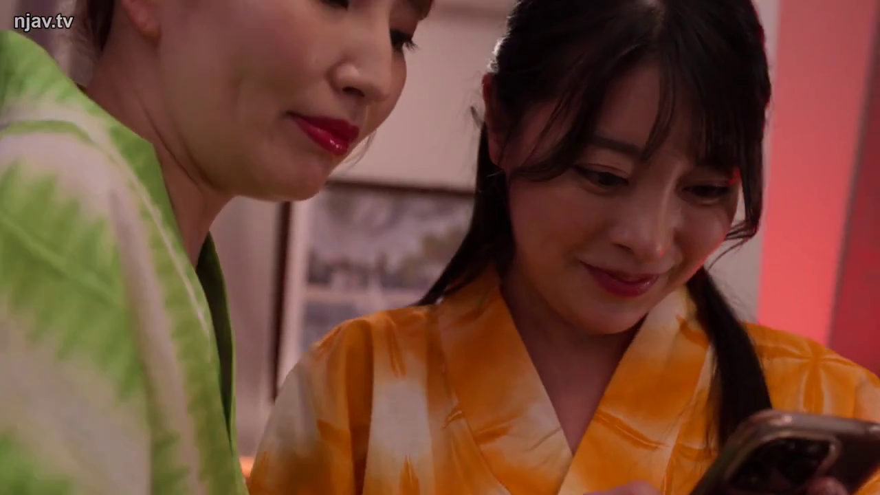 室内 · 面部 · 站立 · 微笑 · 看手机 · 手机 · 双人 · 和服