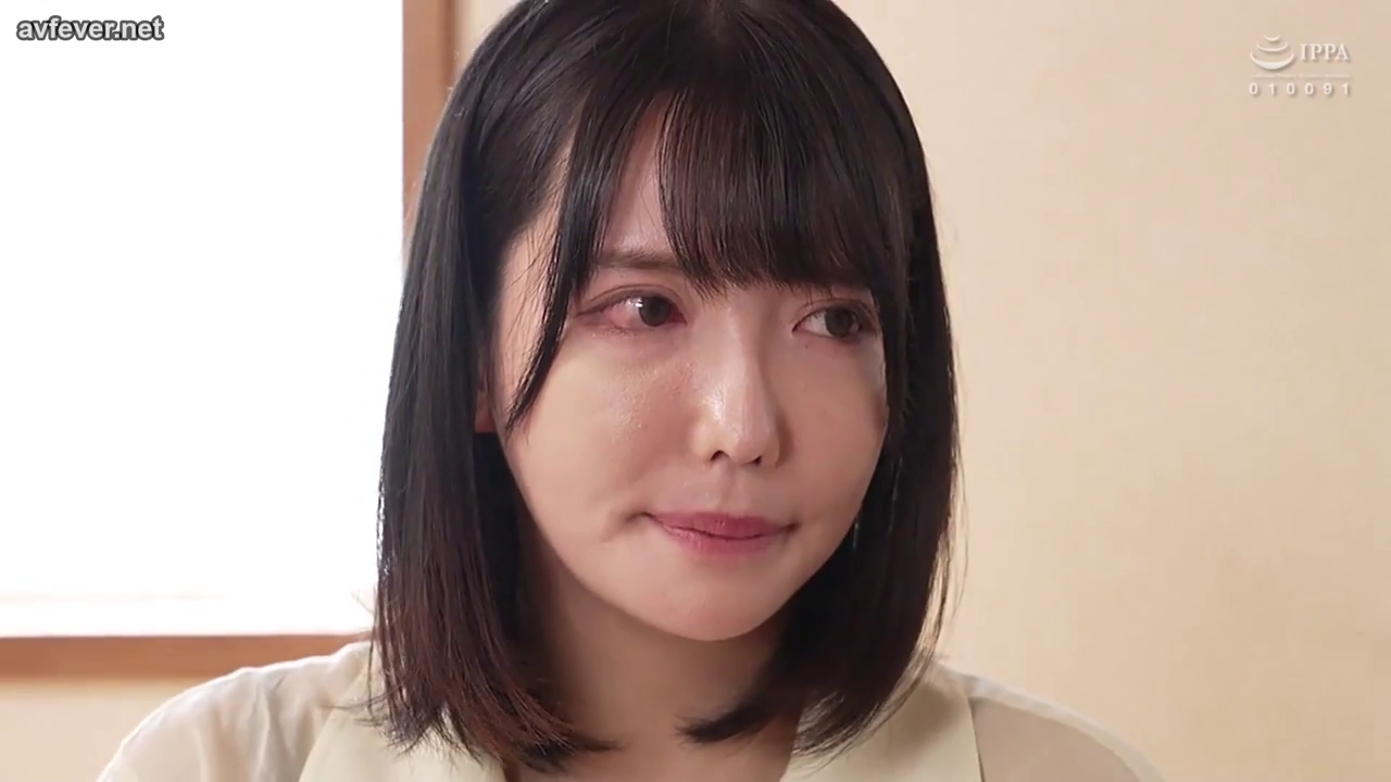 室内 · 白衬衫 · 面部特写 · 正坐 · 注视 · 哀伤 · 视频截图