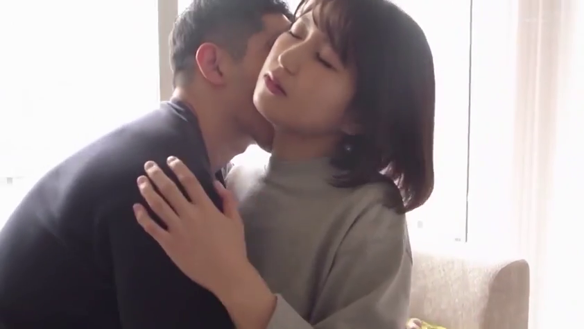 室内 · 楽しんで · ソファ · 親密接触 · 近景特写 · 紧紧拥抱 · 居家休闲服 · 亲吻颈部