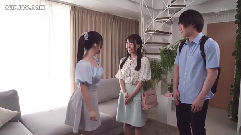 介绍 · 站立 · 全景 · 微笑 · 客厅 · 双肩包 · 蓝色短袖衬衫 · 日常场景