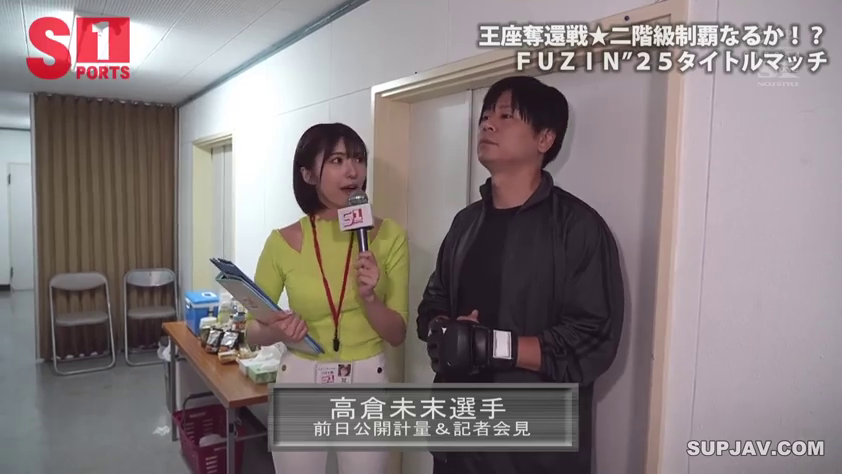 专注 · 站立 · 中景 · 采访 · 黄色露肩上衣 · MMA手套 · 室内走廊 · 格斗主题