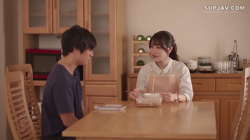 全景 · 餐厅 · 温柔 · 日常 · 餐桌餐具 · 围裙衬衫 · 双人对坐 · 用餐交谈