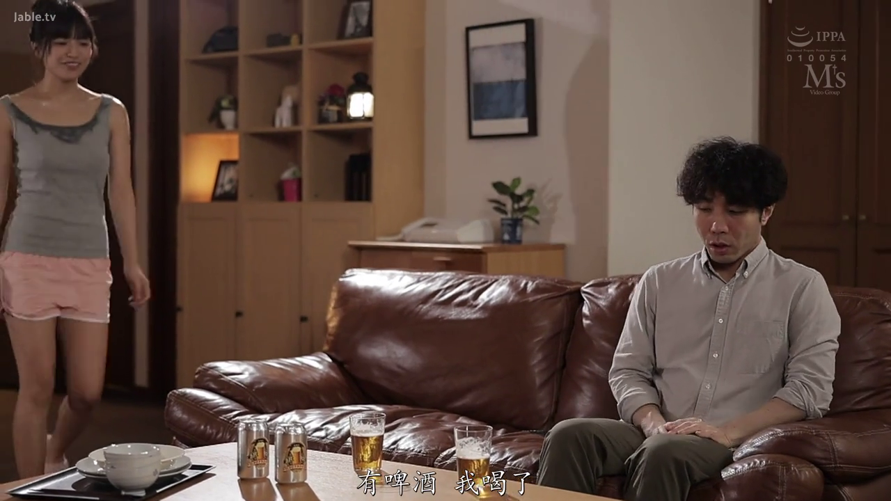 中景 · 啤酒 · 客厅 · 居家 · 一站一坐 · 进屋 · 居家背心 · 微笑与忧郁