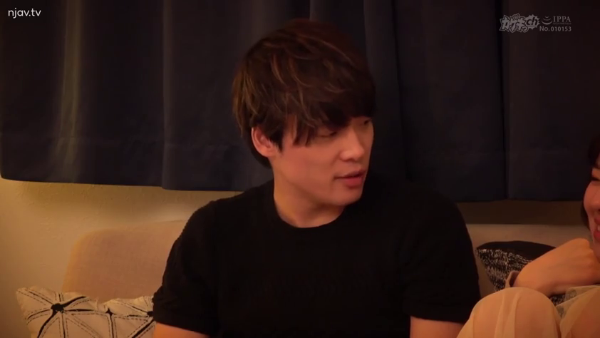 坐姿 · 交谈 · 中景 · 平静 · 客厅 · 抱枕 · 黑色T恤 · 男性