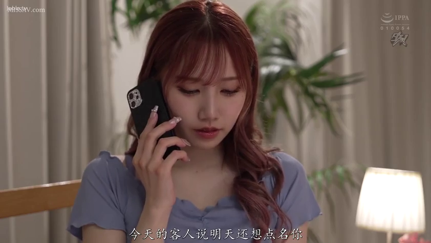 坐姿 · 平静 · 面部特写 · 中文字幕 · 手机 · 室内房间 · 接听电话 · 蓝色褶皱上衣