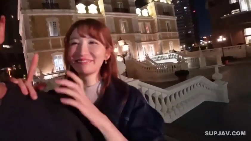 站立 · 微笑 · 互动 · 外套 · 日常生活 · 户外夜景