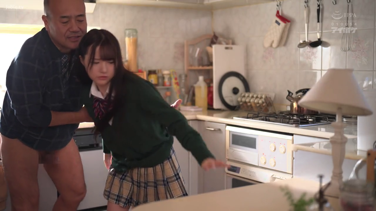 校服 · 站立 · 中景 · 厨房 · 惊恐 · 露阴 · 厨具 · 侵犯