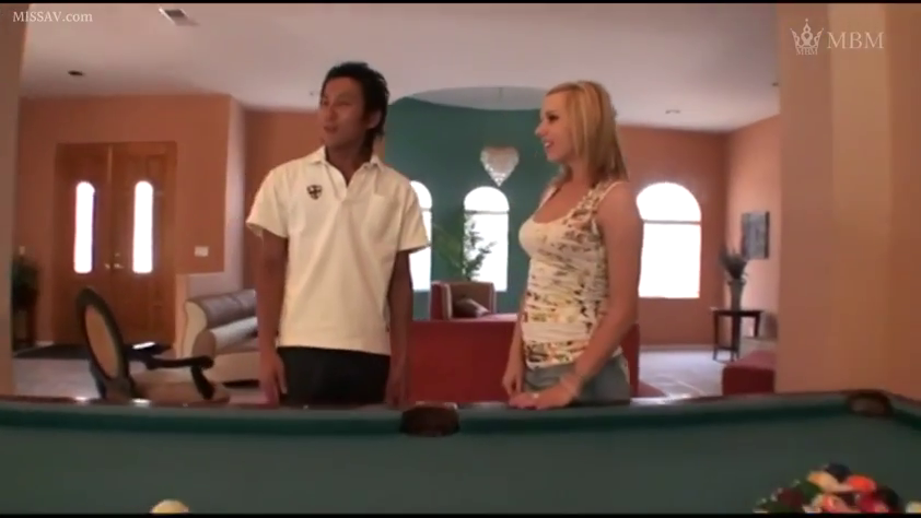 站立 · 全景 · 自然 · 花纹背心 · 打台球 · 台球桌 · 室内台球室 · 欧美与亚洲人组合