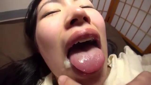 和室 · 仰卧 · 白色上衣 · 吐舌 · 精液 · 嘴部特写 · 恍惚陶醉