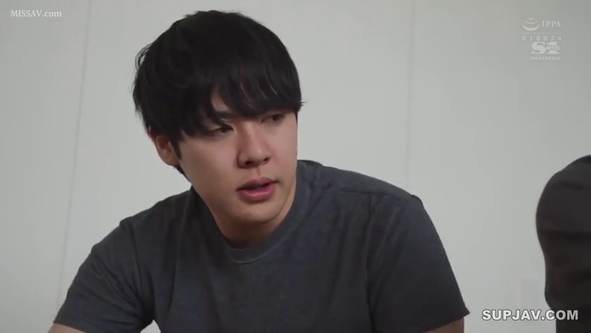 室内 · 座り姿勢 · 真剣 · 面部 · 灰色T恤 · 男性 · 侧头交流