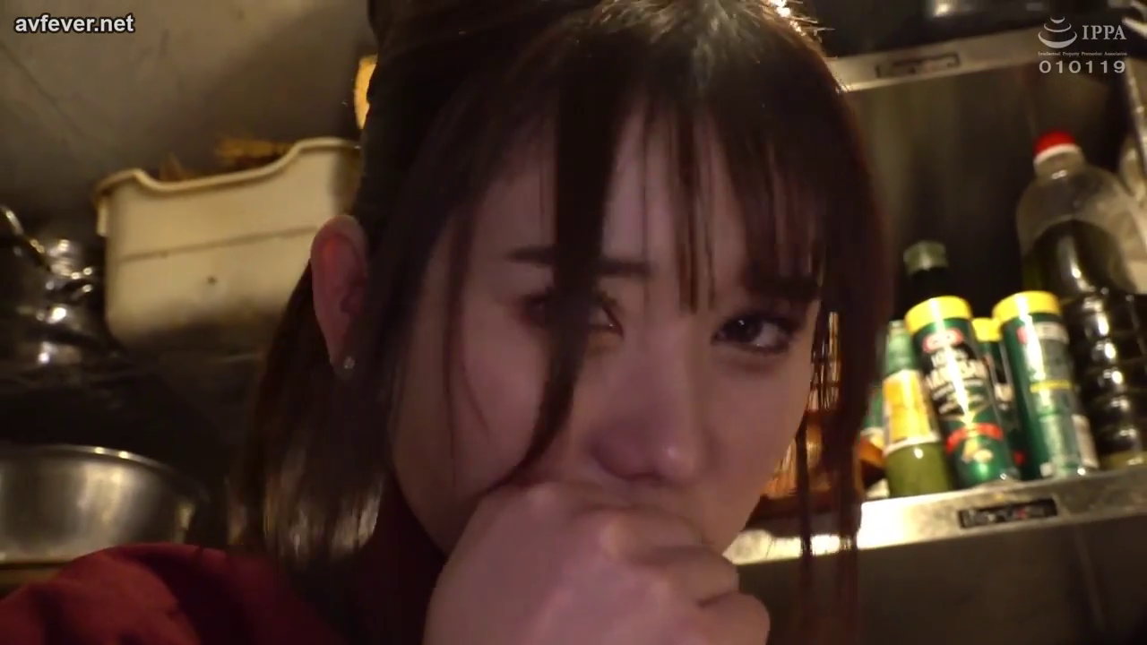 面部 · 委屈 · 站立 · 厨房 · 货架 · 哭泣 · 红色上衣