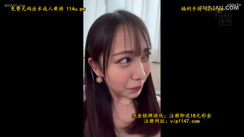 室內 · 微笑 · 面部特寫 · 注視 · 水印 · 耳墜 · 粉色針織衫 · 侧头