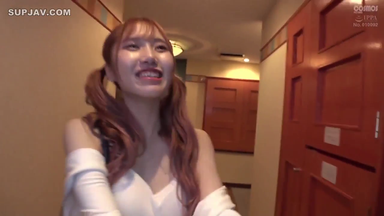 对视 · 水印 · 胸部以上特写 · 室内走廊 · 露齿大笑 · 白色一字肩上衣 · 站立面对镜头