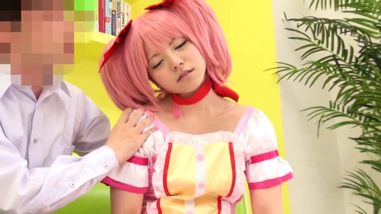 Sitting Posture · Close your eyes · Bookshelf · Indoor room · 男方脸部马赛克 · 粉色Cosplay服 · 头部及肩部特写 · 被触碰肩膀